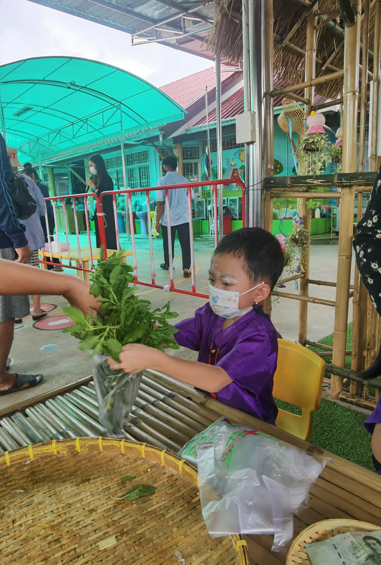 🛒🧸 เปิดตลาดนัดความสุข! โครงการ "แม่ค้าตัวน้อย" เรียนรู้เศรษฐกิจพอเพียงฉบับจิ๋ว 🥕💰 - รูปที่ 8